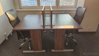 Kancelářský nábytek - stoly a skříně - 3