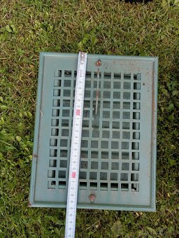 Dvě větrací mřížky a kouřovod ke krbovým kamnům - 3