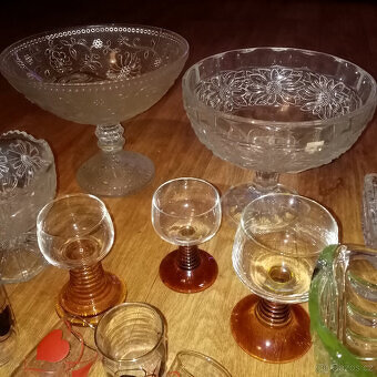 Prodám staré sklo, smaltované a jiné, vázy poháry apod. - 3