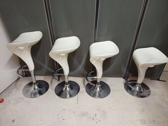 Prodám 4 x krásné výškově stavitelné otáčecí barové židle - 3