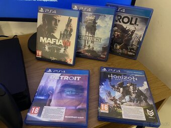 PS4 1TB + 2 ovladače + 6 her, orig. balení - 3