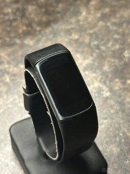 Chytrý náramek Fitbit Charge 5 černý 2 - 3