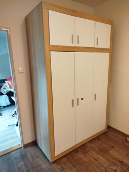 Prodám postel 200cm x 180cm i s rošty a nočními stolky - 3