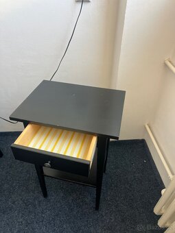 Černý noční/příruční stolek se zásuvkou a policí - 3