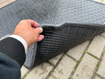 Prodám gumovou podložku do kufru Škoda Octavia 3. - 3