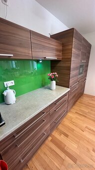 Moderní kuchyňská linka s vestavěnými spotrebici - 3