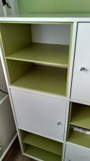 Bílá komoda se zelenými výplněmi polic + zelený noční stolek - 3