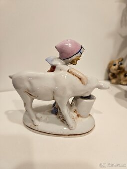 Porcelánová soška Pastýřka krav - 3