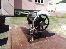 Historický šicí stroj LADA - 3