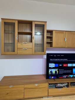 Obývací stěna s konferenčním stolem. - 3