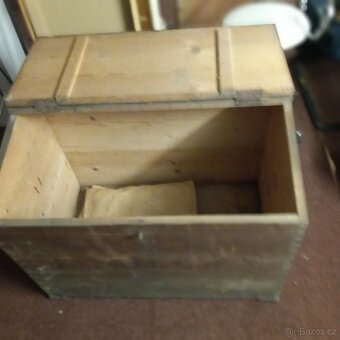 Dřevěná truhla na obilí. - 3