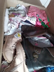 Velká krabice oděvů po jedné holčičce 5-7 let. - 3