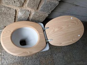 Starší záchod s novým prkýnkem - 3