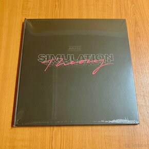 Prodám MUSE - DELUXE BOX Book - SIMULATION THEORY Nové - 3