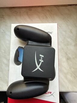 HyperX herní držák a QI nabíječka - 3