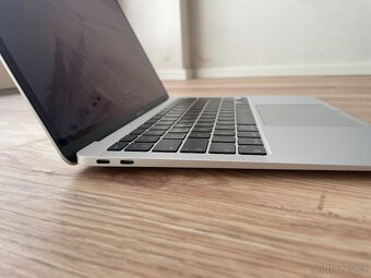 MacBook Air 13" M1 (2020) – 256GB SSD, 8GB RAM – Stříbrný - 3