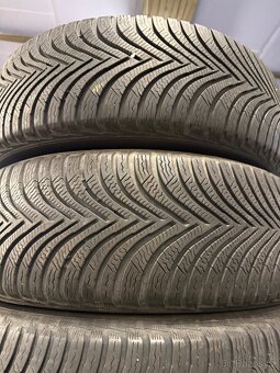 prodám zimní 215/65/16 Michelin - 3