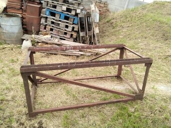 Kovovy podstavec - 3