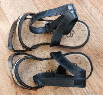 NOVÉ Dívčí sandále velikost 35/36 - 3