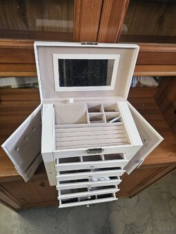 NOVÁ VELKÁ ŠPERKOVNICE - 3