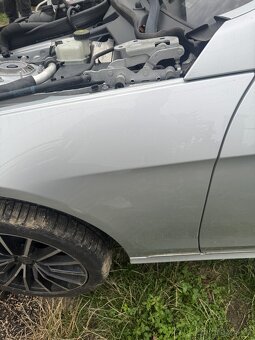 mercedes w212 blatník řidičova strana v krásném stavu - 3