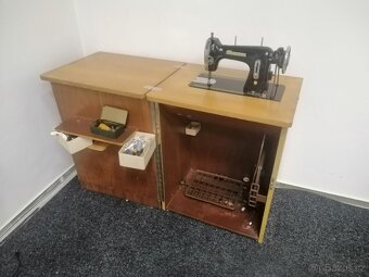 Funkční starý šicí stroj - 3