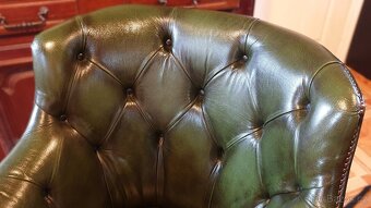 Pěkné kožené křeslo Chesterfield - 3