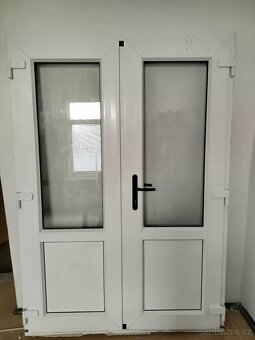 Dvoukřídlé plastové vchodové dveře - 3
