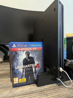 Playstation 4 pro + 4 hry + 2 ovladače + chladicí stojánek - 3