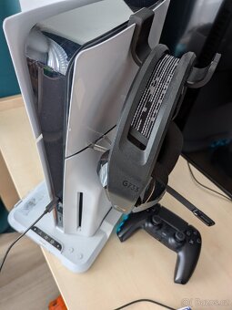 Play Station 5 Slim, 2 ovladače, volant s pedály a stojanem - 3