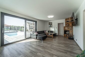 Prodej vily 261 m2, pozemek 1215 m2 v obci Tmaň - 3