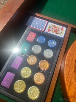 Šachy, ruleta, karty, dřevěný stůl. - 3