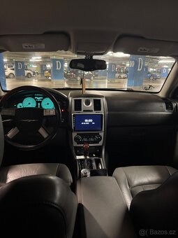 Vínový Chrysler 300c Touring. 3.5V6 183kw RWD - 3