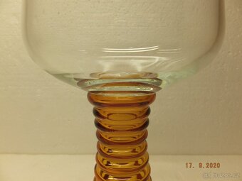 Obrovská ambrová číše, brus hrdla, obsah 1060 ml. - 3