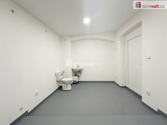 Pronájem nově zrekonstruovaných nebytových prostor na náměst - 3