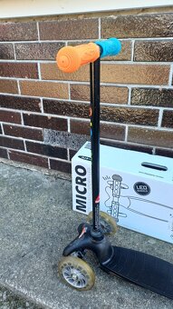 Koloběžka Micro Mini Classic LED, černá, pěkný stav - 3