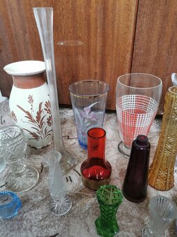 Vázy různého stáří, materiálu a velikosti - 3