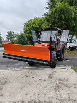 Zetor 6245 s radlicí a sypačem - 3