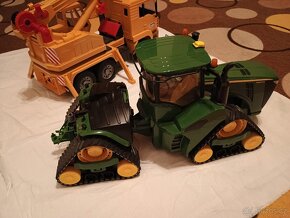 Bruder modely autojeřáb a pásový traktor - 3