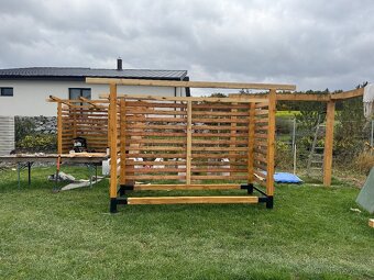 Stylový modřínový dřevník délka 3m - 3