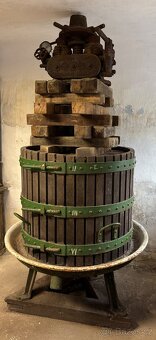 Historický lis na víno - 3