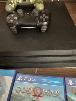 PS4 PRO 1TB + 2 ovladače + hry (Pravidelně čištěný) - 3