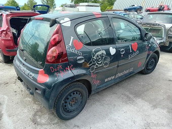 Peugeot 107 1.0 ( 1KR ) 50kW r.2012 černá na náhradní díly - 3