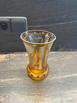 Broušená váza asi vrstvené ryté sklo, dekor květin - 3