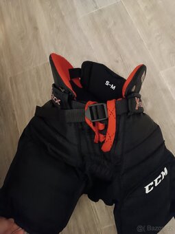 Prodám masku , brankářskou vestu a kalhoty - 3