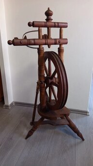 Starý dřevěný kolovrat - 3