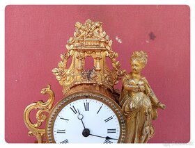 figurální zdobené mosazné mechanické hodiny Francie 1910 - 3