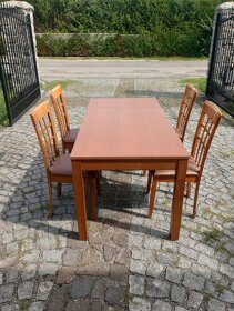 Jídelní stůl z masivu se čtyřmi židlemi - 3
