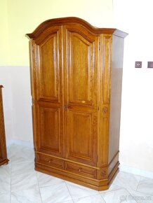stylová dvoudveřovou šatní skříň se šuplíkem - 3