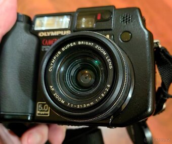 Olympus C-5050 - CCD, f1.8-2.8 - 3